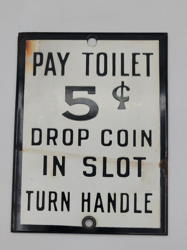 Letrero de metal esmaltado de porcelana rústica envejecida de 5 centavos de inodoro de pago vintage
