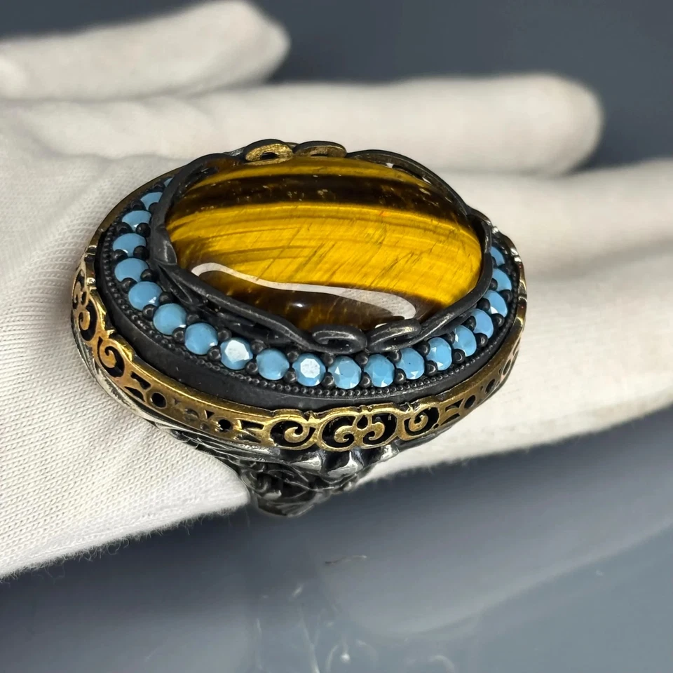 Anillo de plata esterlina con piedra ojo de tigre para hombre: halo turquesa, filigrana de obispo Foto 2 de 4