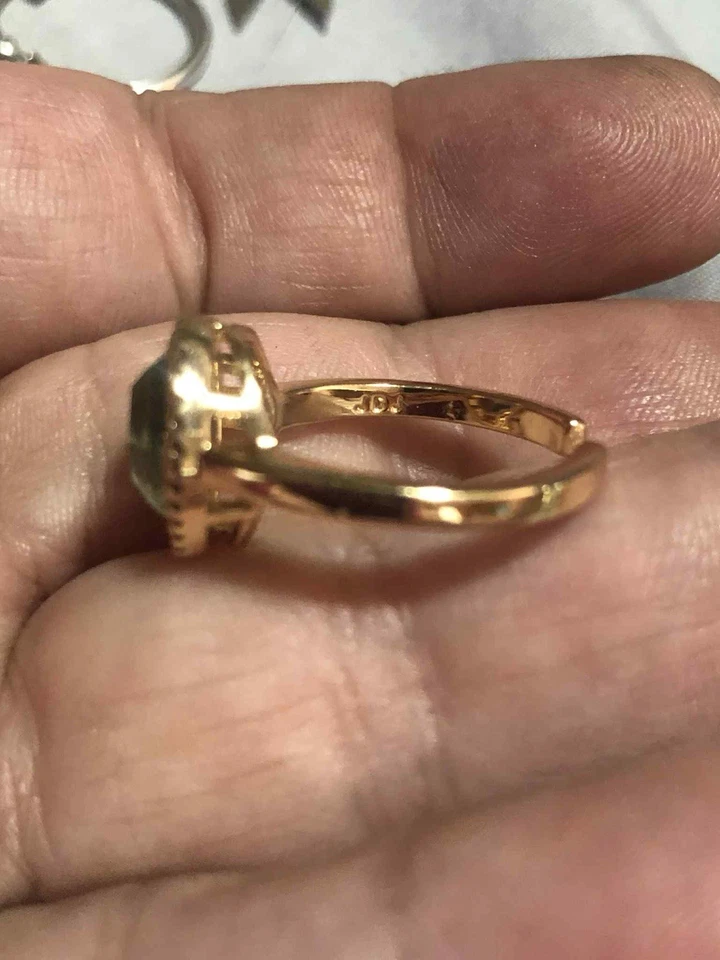 Anillo ajustable Joy Dravecky Chloe hexagonal piedra verde chapado en oro de latón Foto 4 de 4