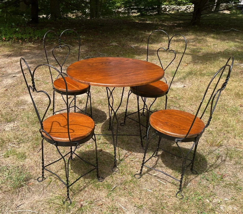 Mesa de heladería para adultos y 4 sillas de novia tapas de hierro y madera años 50 Foto 2 de 4