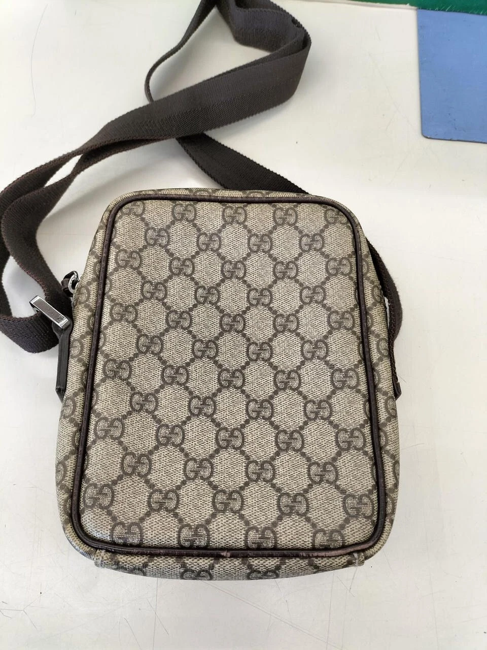 Sac messager GUCCI GG Supreme beige argent quincaillerie femme authentique