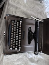 Vintage Underwood Universal Portable Typewriter with Carrying Case thumbnail