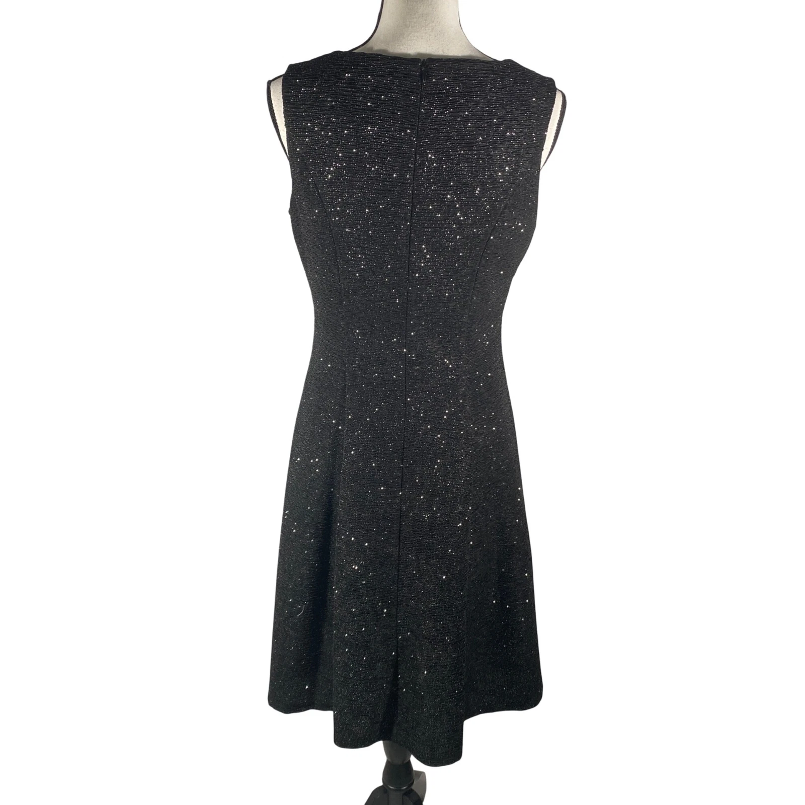 Abito da cocktail Alyx ritagli nero stropicciato testurizzato argento scintillante vestibilità e svasatura