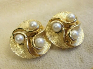 Vintage Faux Textured Gold White Pearl Swirl Teardrop Cluster Clip On Earrings