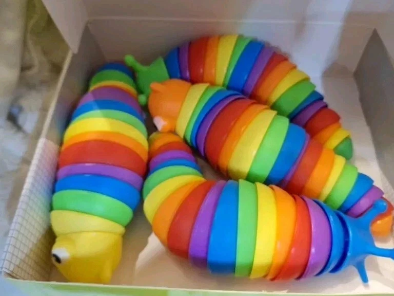 Caja de 4 Juguetes Arco Iris Fidget Slug Anti Estrés Sensorial Ansiedad Alivio Niños 7.5" Foto 2 de 4