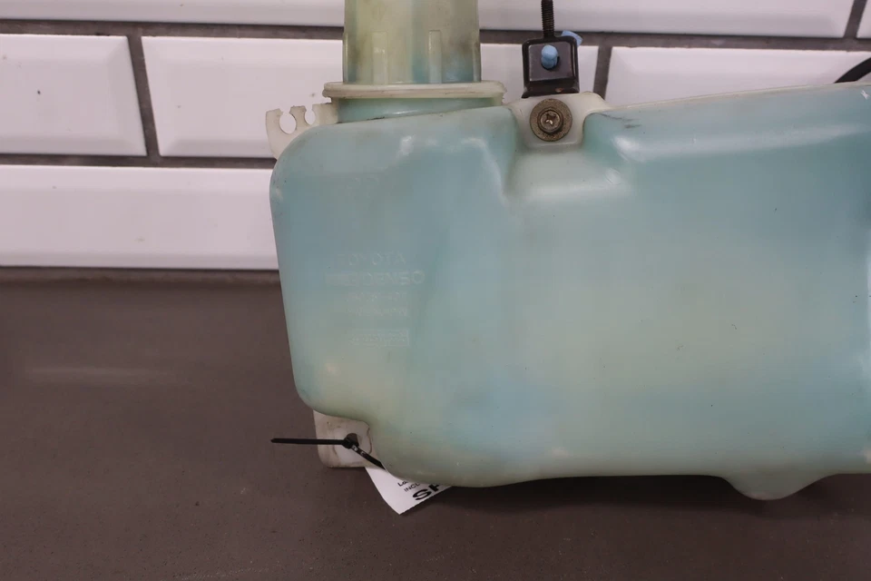 Toyota Supra MA70 1986-1988 (7MGE no turbo) depósito de líquido de lavadora con bomba y tapa Foto 4 de 4