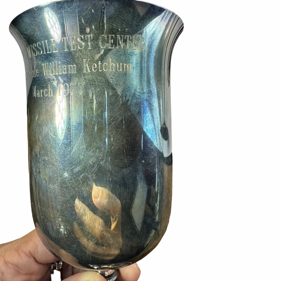 Centro de pruebas de misiles cáliz militar plateado Foto 2 de 4