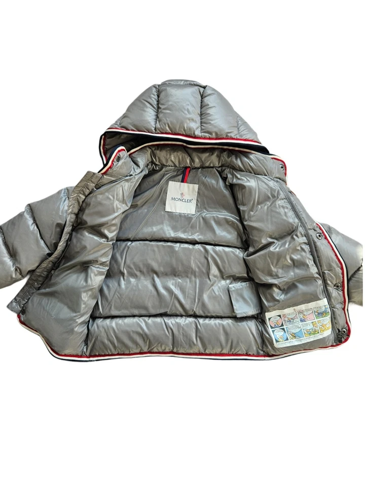 Chaqueta con capucha Moncler gris a rayas burbujas para niños Foto 2 de 4
