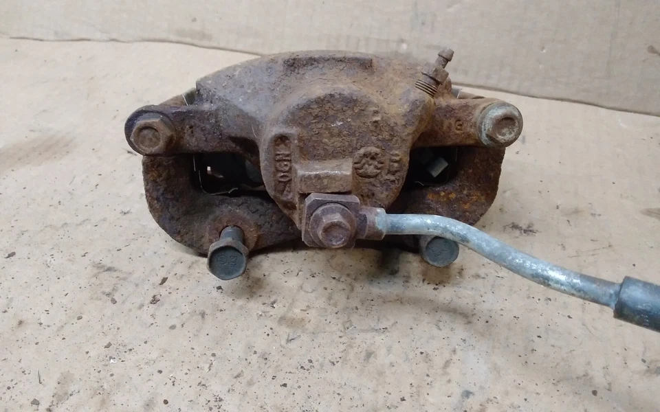 Saturn SL2 2001 sedán pinza delantera derecha con soporte oxidado Foto 3 de 4