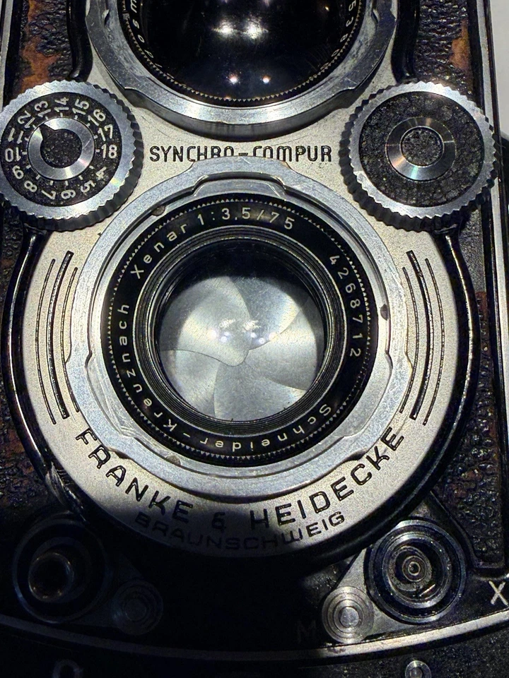 Câmera TLR Rolleiflex 3.5B formato médio com lente Xenar F/3.5/75mm, tampa e alça - Imagem 4 de 4