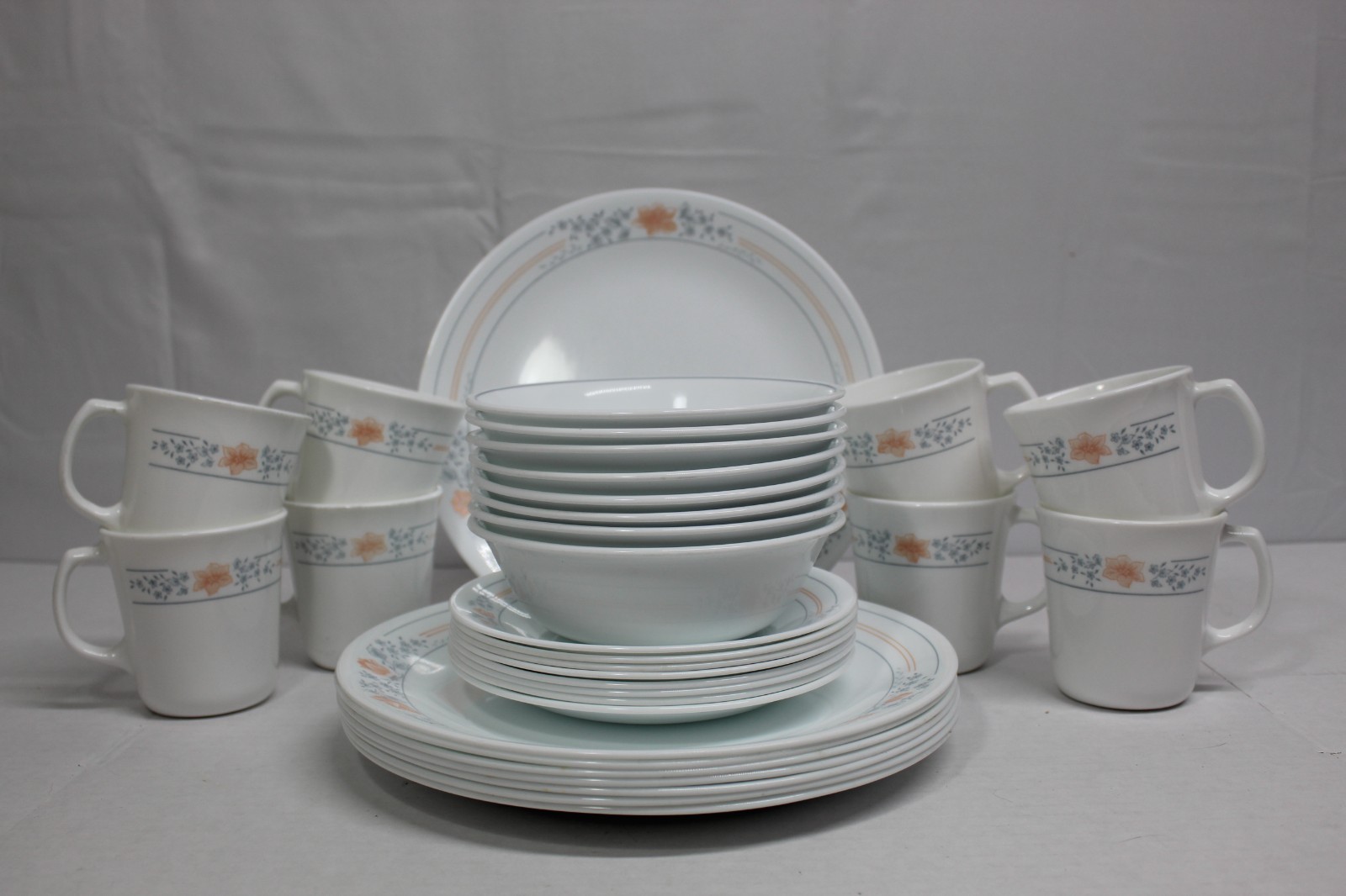 Service For 8 Plates Mugs