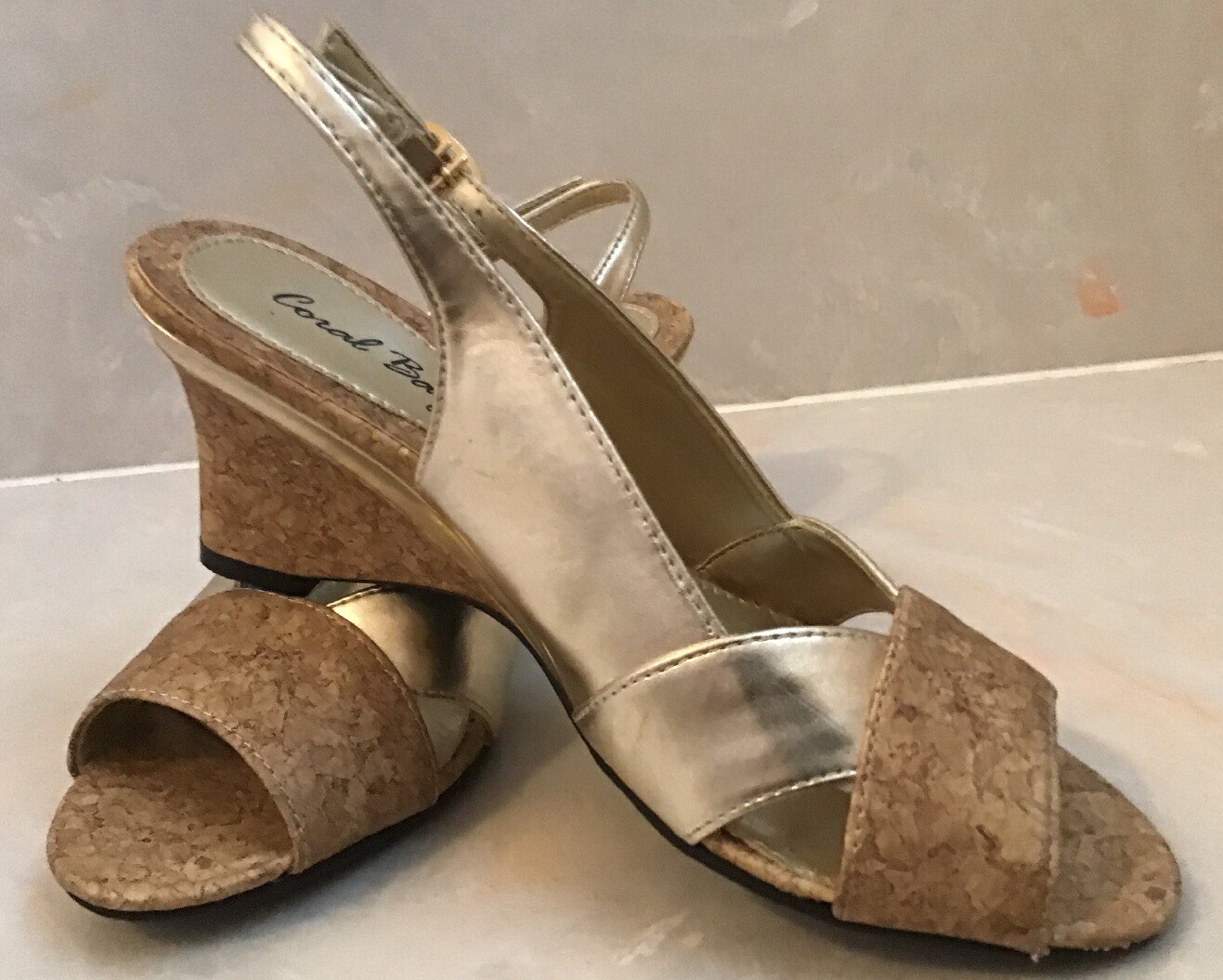 PANTOFOLA D’ORO Sandali abito da donna Coral Bay Lola taglia 6 1 2 oro finto zeppe sughero slip on.