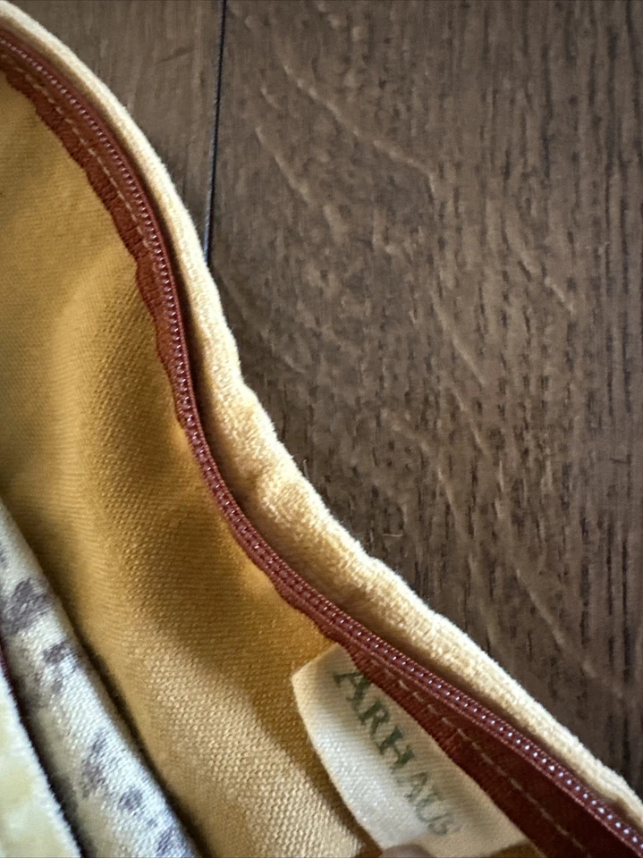 Juego De Colección 2 Almohadas De Terciopelo Estándar Euro ARHAUS Marrón Falso Floral Foto 3 de 4