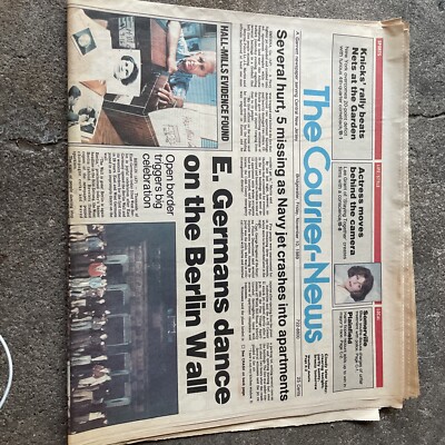 The Courier   News. E. Germans, Dance On The Berlin Wall Nov 1989 NEWSPAPER