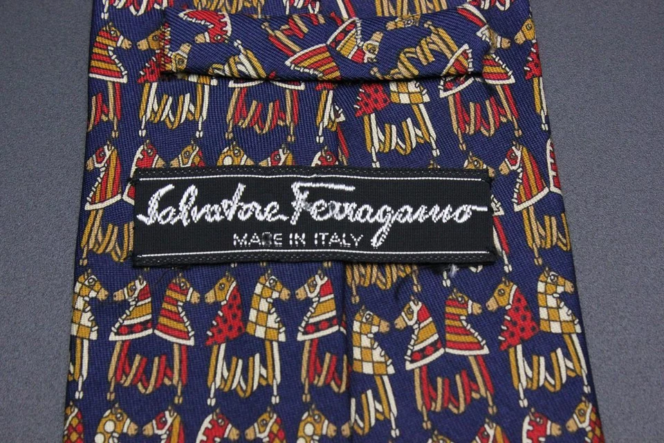 Corbata SALVATORE FERRAGAMO. Azul con cabeza de caballo marrón y rojo / motivo ecuestre. Foto 3 de 4