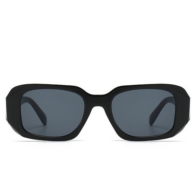 Auffällige quadratische Sonnenbrille für stilvollen Sehschutz in urbanen Umgebungen