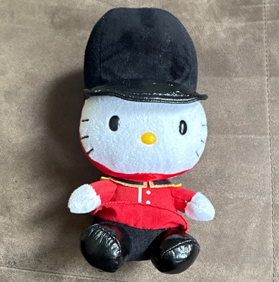 Sanrio Hello Kitty Plüschtier Katze, rot-weiß-schwarz, Uniform & schwarze Mütze
