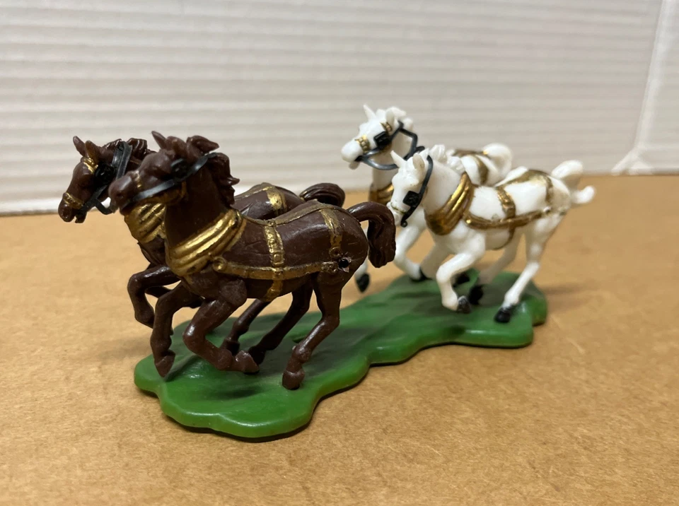 Topper/juguete de plástico Wilton de colección 4 caballos dibujados, base con ruedas verde L8 Foto 2 de 4