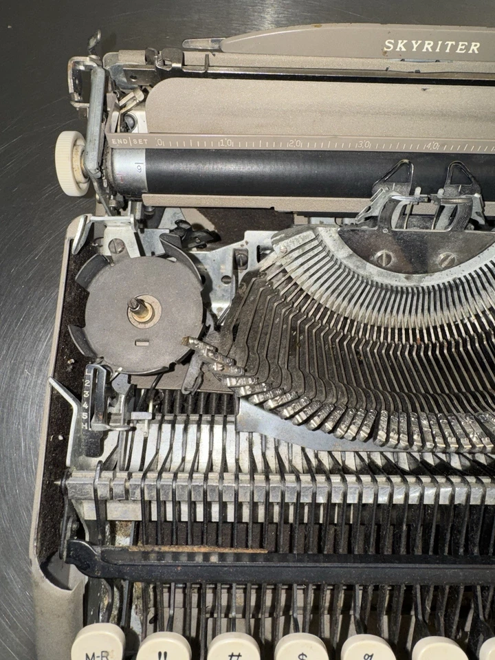 Máquina de escrever leve ultra portátil vintage "Smith-Corona Skyriter" - Imagem 3 de 4