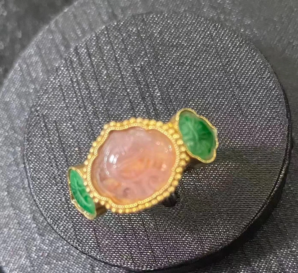 Anillo de plata dinastía Qing china con incrustaciones de turmalina dorada y jade. Foto 3 de 4