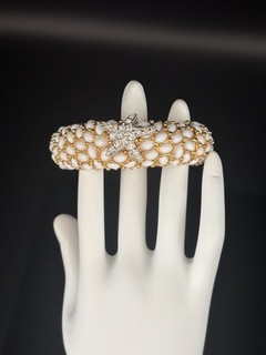 Brazalete Kenneth Jay Lane (KJL) Estrella de Mar Cristal Esmalte Blanco Tono Dorado