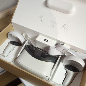 Meta Oculus 64GB Quest 2 VR Headset, Controllers, Charger and Golf Accessories