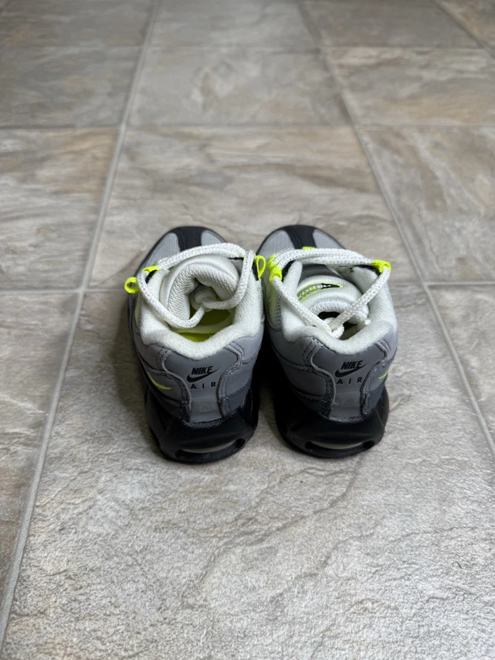 Zapato Nike Air Max 95 OG Neon TD Talla 5c Gris CZ0949-001 Usado  Foto 3 de 4