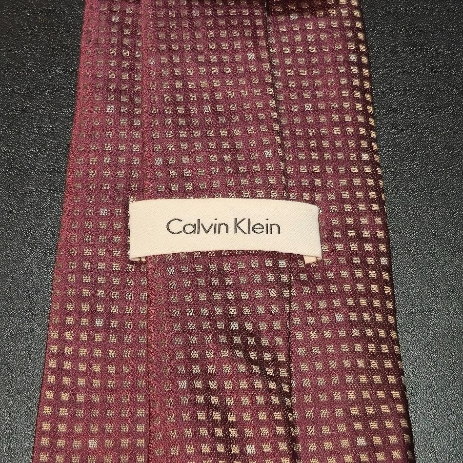 Corbata Calvin Klein granate con estampado geométrico 100 % seda Foto 4 de 4