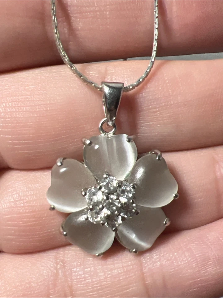 Collar Colgante Flor Circonita Cúbica Ojo de Gato Blanco Foto 3 de 4
