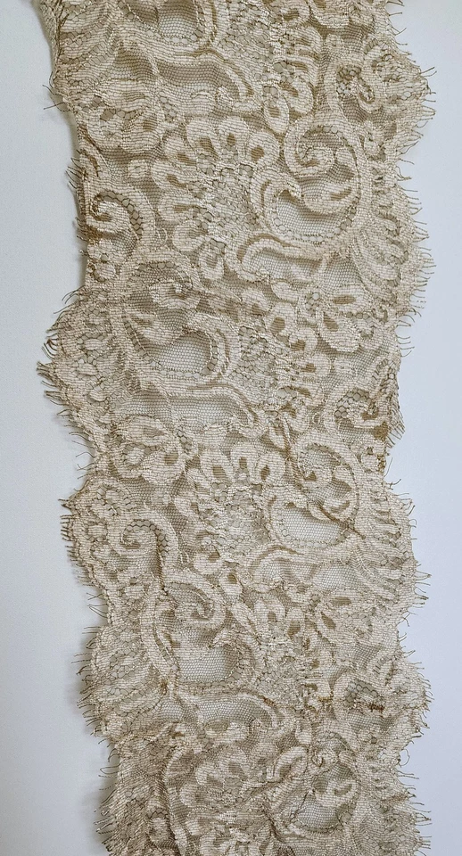 Acabamento de renda Taupe marfim couture – 1 jarda x 8 polegadas – detalhe metálico recortado - Imagem 3 de 4