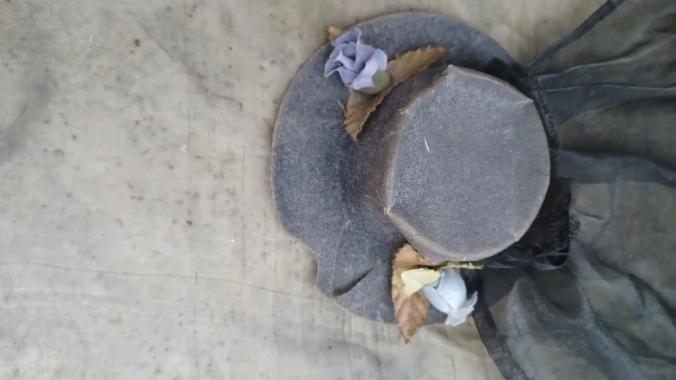 Poupée de collection en porcelaine cavalière avec chapeau 36 cm - Photo 3/3