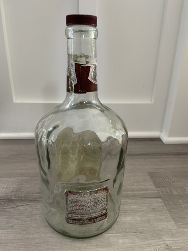 Botella de whisky escocés vacía de 1 galón Chivas Regal de colección hombre cueva utilería 14" de alto - Imagen 7 de 15