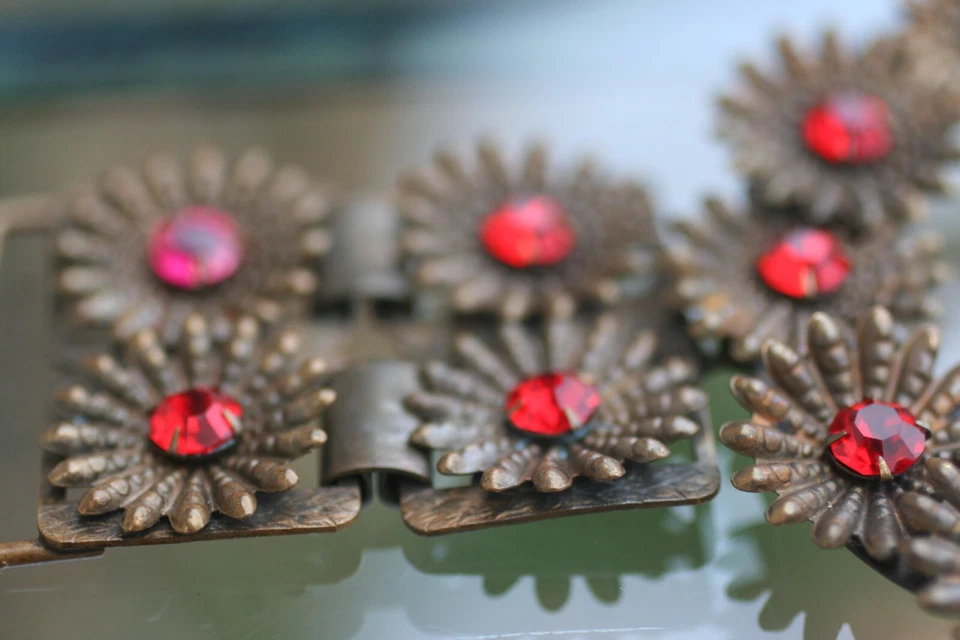 JUEGO DE CUATRO PIEZAS ART DECO DE COLECCIÓN HEBILLA DE CINTURÓN DE 3 PIEZAS Y PASADOR OVALADO con RUBÍES EN FLOR Foto 4 de 4