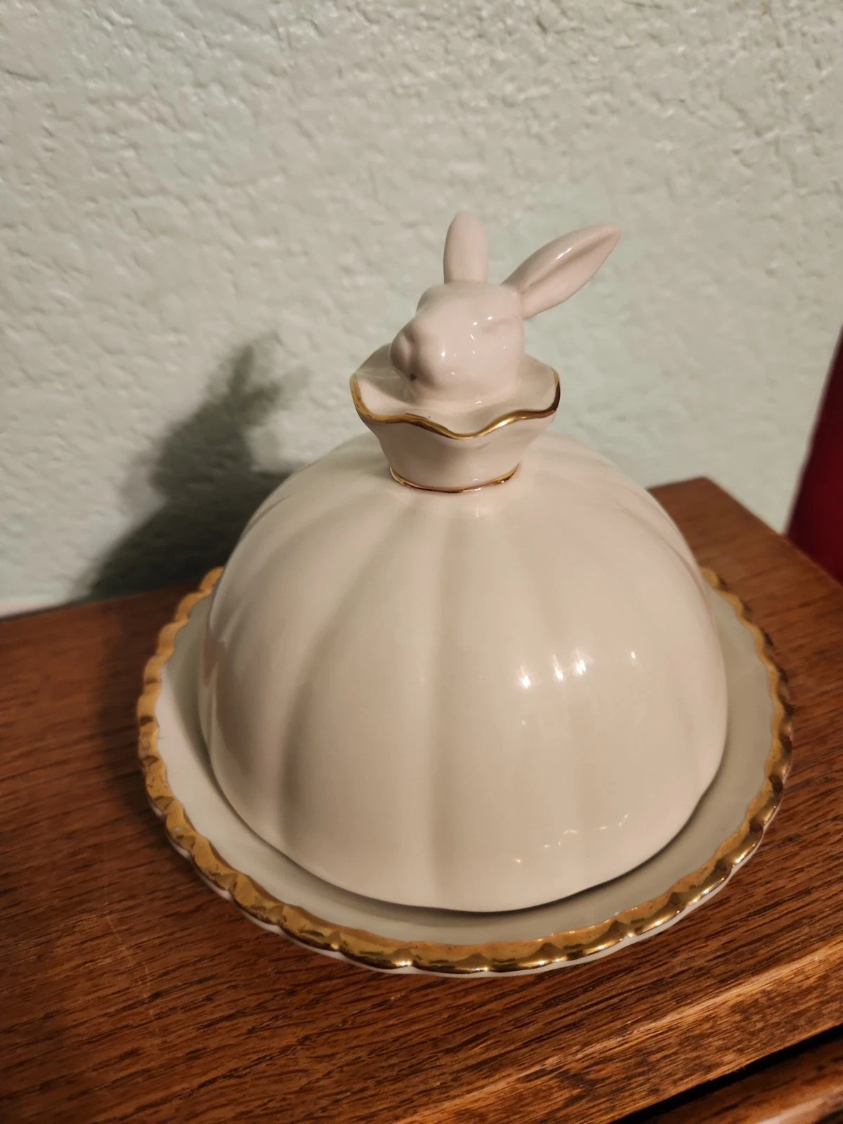 Anthropologie Lapin Regency Philomena Bunny Domed Butter Dish Scallop Gold Edge