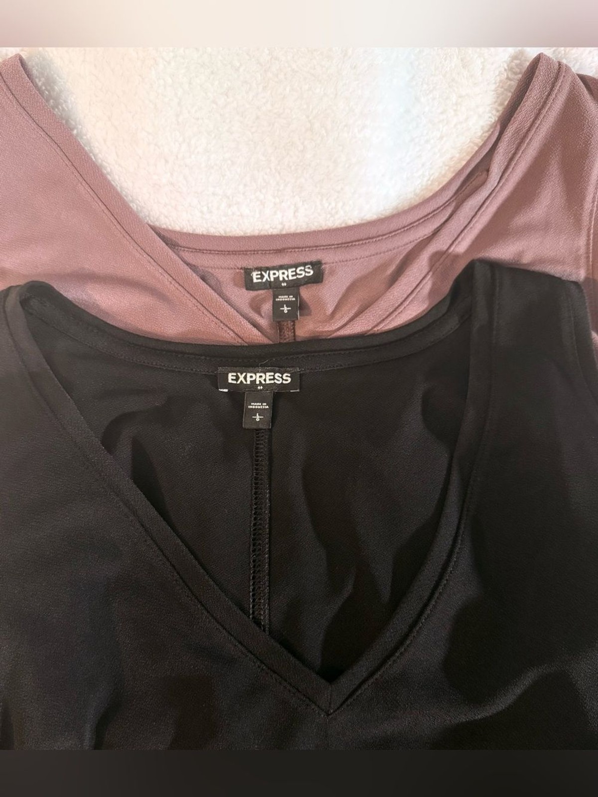 2 Express Women's V-Neck Tops in Mauve and Black Size Large NWOT