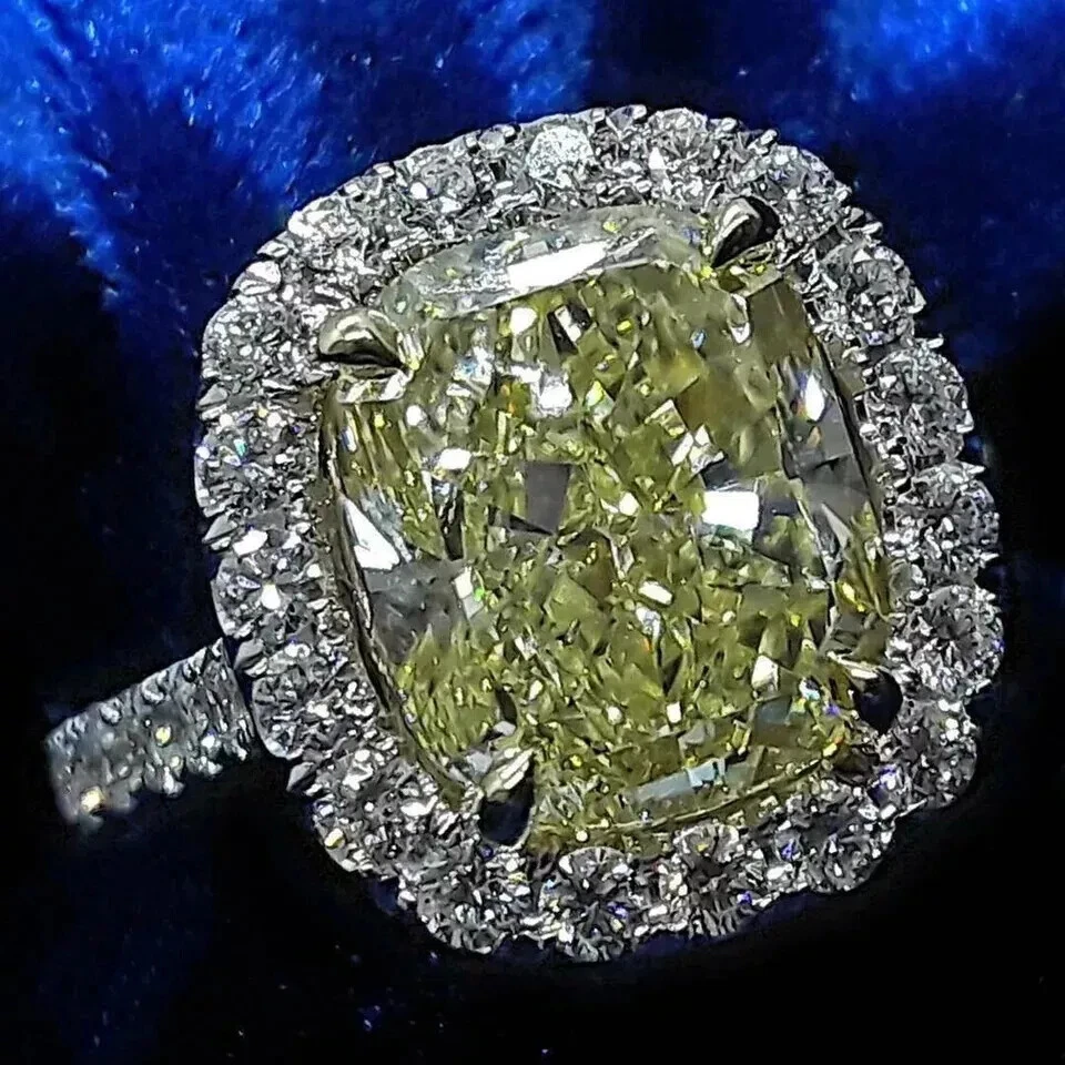 Anillo de halo de zafiro amarillo de corte cojín de 3,40 quilates enchapado en oro blanco de 14 k Foto 3 de 4