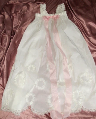 Zuckersüßes Vintage TAUFKLEID lang zart weiß rosa Schleife seidig Applikation - Bild 1 von 4