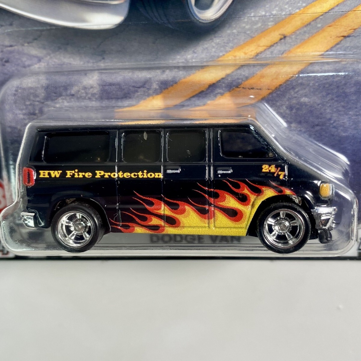 Hot Wheels Boulevard 68 Dodge Van & 72 Volkswagen T1 Panel Bus 1