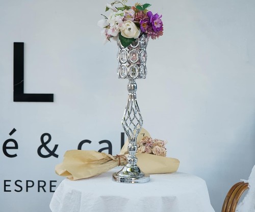 Stylish 24in Silver Diamond Vases - Indoor Wedding Centerpieces for Any Occasion - Picture 6 of 9