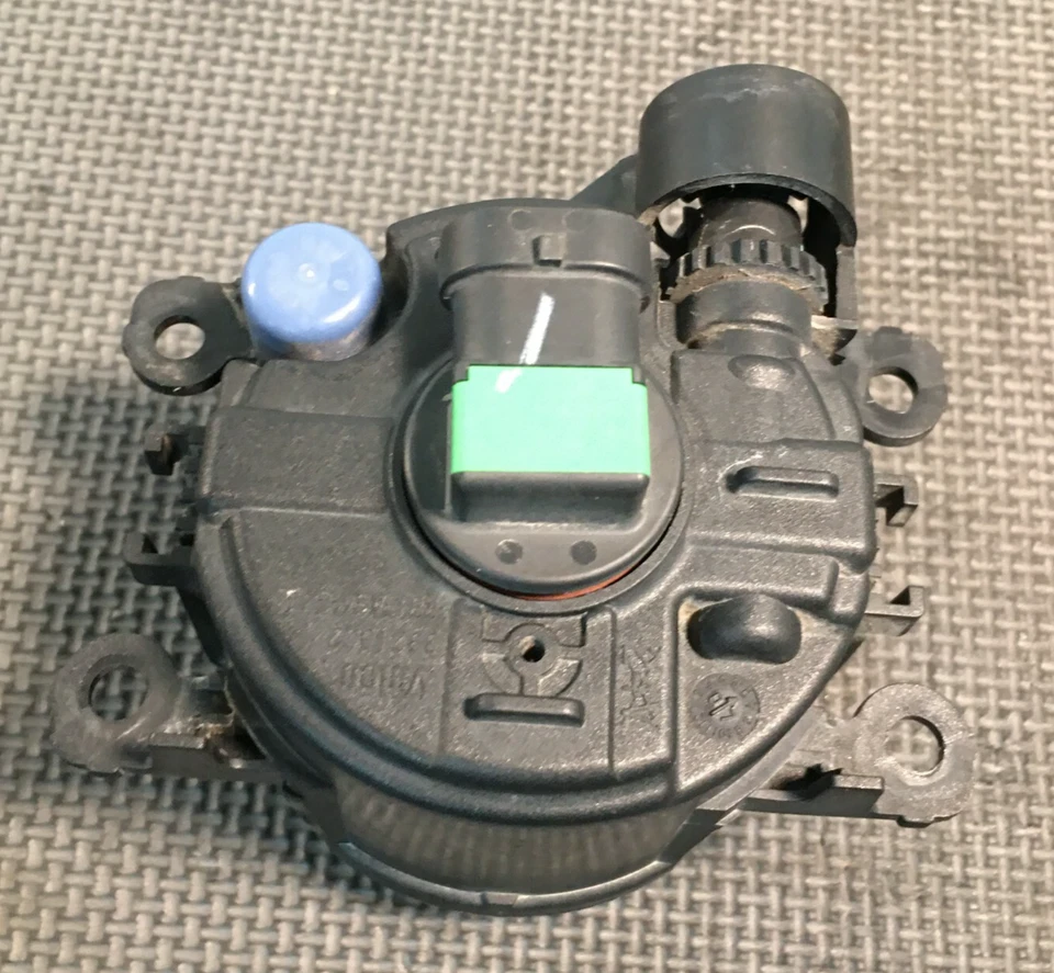 08-12 Land Rover LR2 Passenger Right Front Bumper Fog Light Lamp Valeo OEM - Image 4 of 4