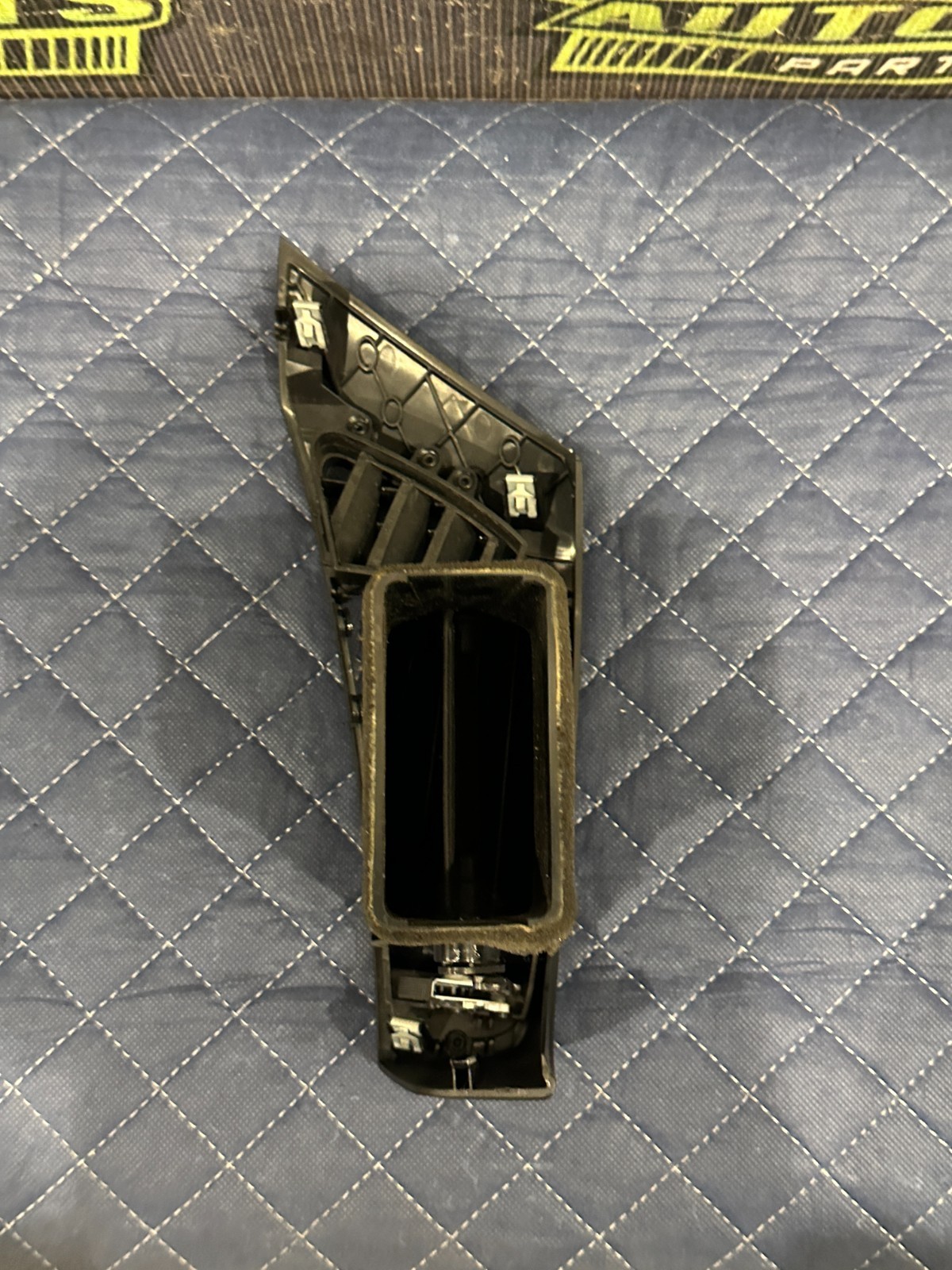 2014 AUDI R8 FRONT DRIVER LEFT DASH DASHBOARD HVAC AIR VENT OEM 423 820 901 A