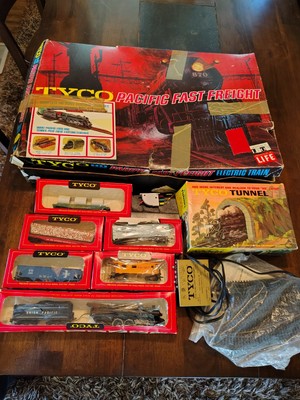 Vtg 1970s TYCO HO Train Set Pavific Fast Freight Diesel 5 Cars and tunnel track