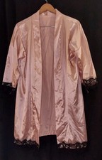 Pink Satin Open Front Robe W Black Victorian Lace Details Sz M 3/4 Length Sleeve