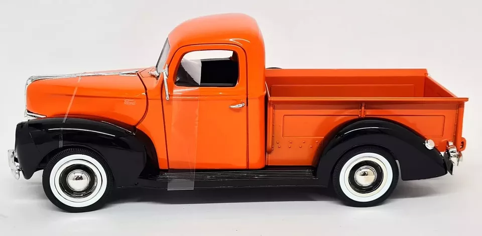 MOTOR MAX TIMELESS LEGENDS 1:18 CAMION FORD PICKUP 1940 ARANCIONE E NERO 73170 - Immagine 2 di 4
