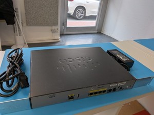 CISCO C881-K9 V2 880 Series Integrated Services Router mit Netzteil und 19"-Zub.