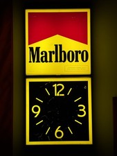 vintage 1989-1991 Phillip Morris Marlboro illuminated wall clock