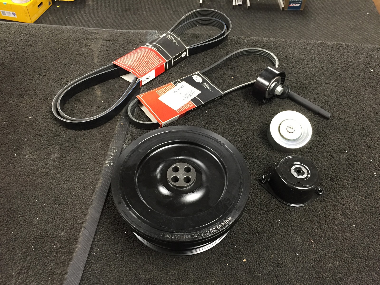 BMW CRANKSHAFT PULLEY VIBRATION DAMPER ALTERNATOR DRIVE BELT KIT IDLER