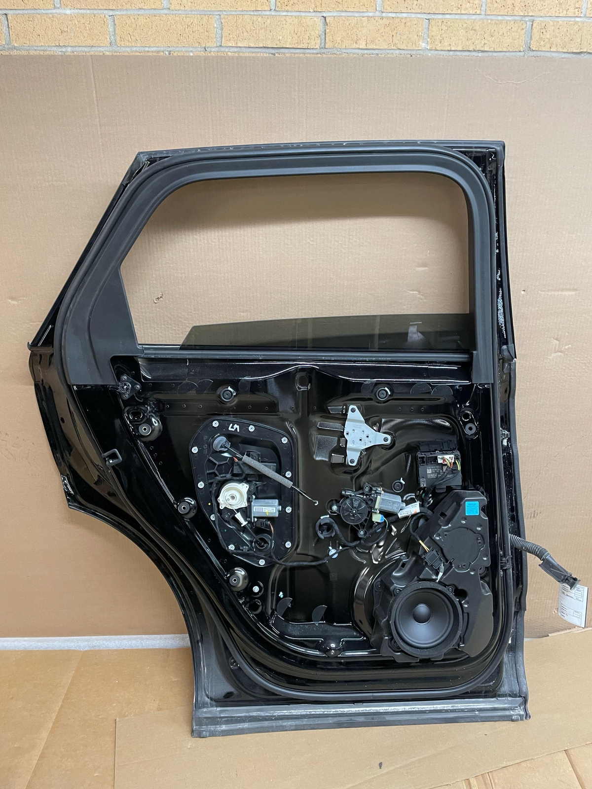 2018 BENTLEY BENTAYGA REAR LEFT SIDE DOOR W/ WINDOW BLACK SAPPHIRE (6905)
