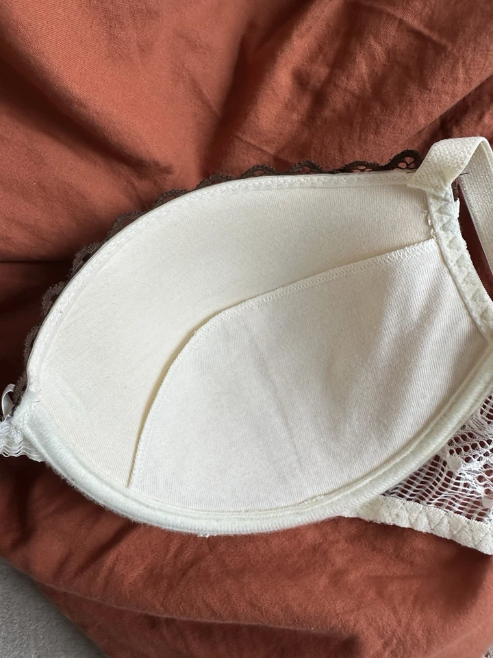 Sutiã Intimissimi tamanho 38B renda marfim acabamento marrom novo sem etiquetas  - Imagem 4 de 4