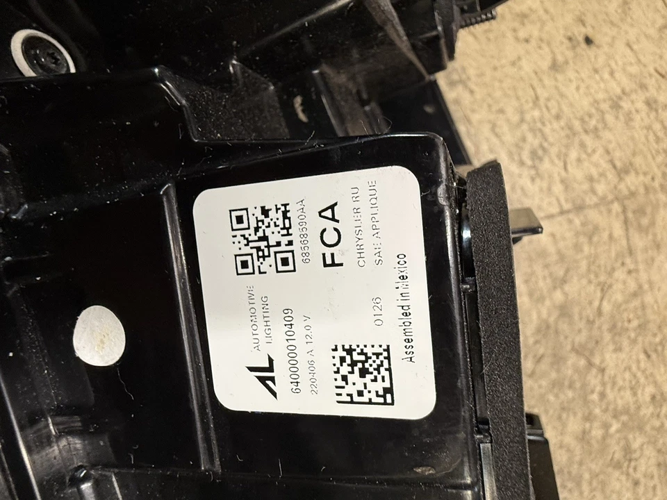 68645935AA - 2021-2025 Chrysler Pacifica Rear Center LED Tail Light OEM - Image 4 of 4